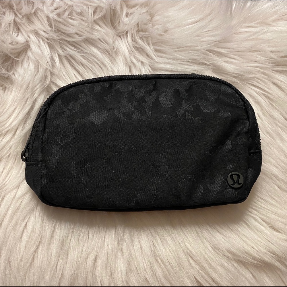 🖤 Lululemon 🖤 Everywhere Belt Bag Black Camo - Picture 6 of 8